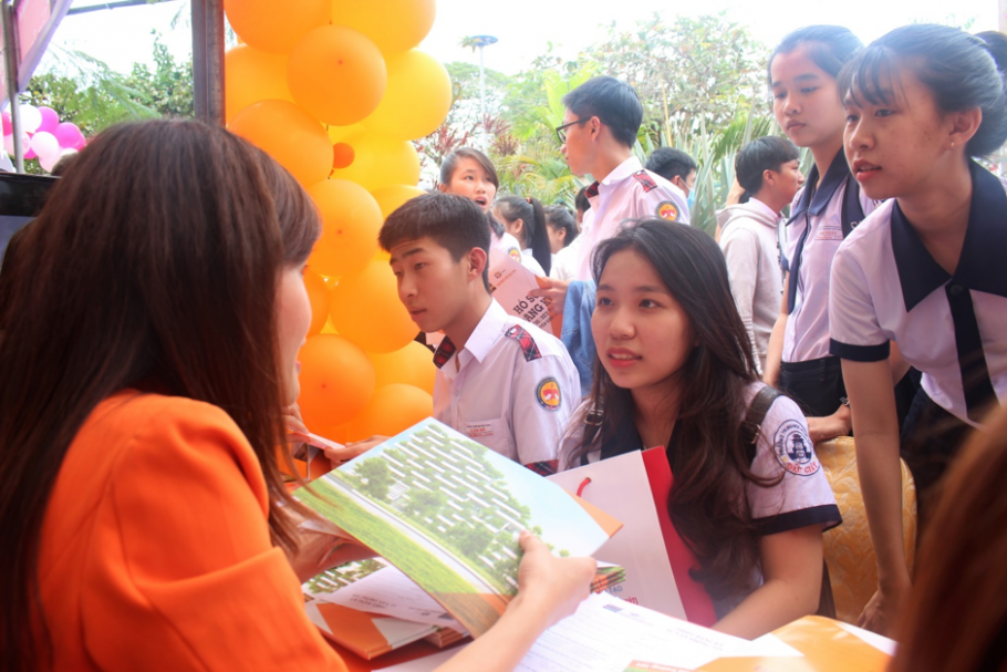 Sắc cam ĐH FPT thu hút học sinh trong ngày hội Tư vấn hướng nghiệp lớn nhất TP.HCM