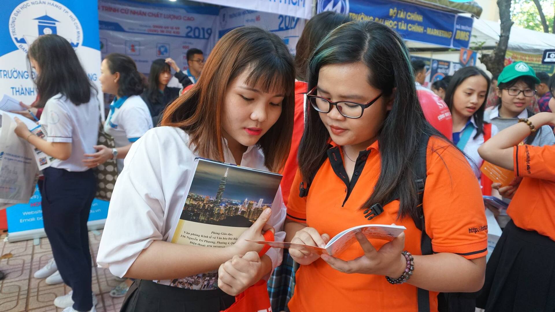 Sắc cam ngập tràn ngày hội tư vấn kỳ thi THPT Quốc gia 2019 tại Đồng Nai