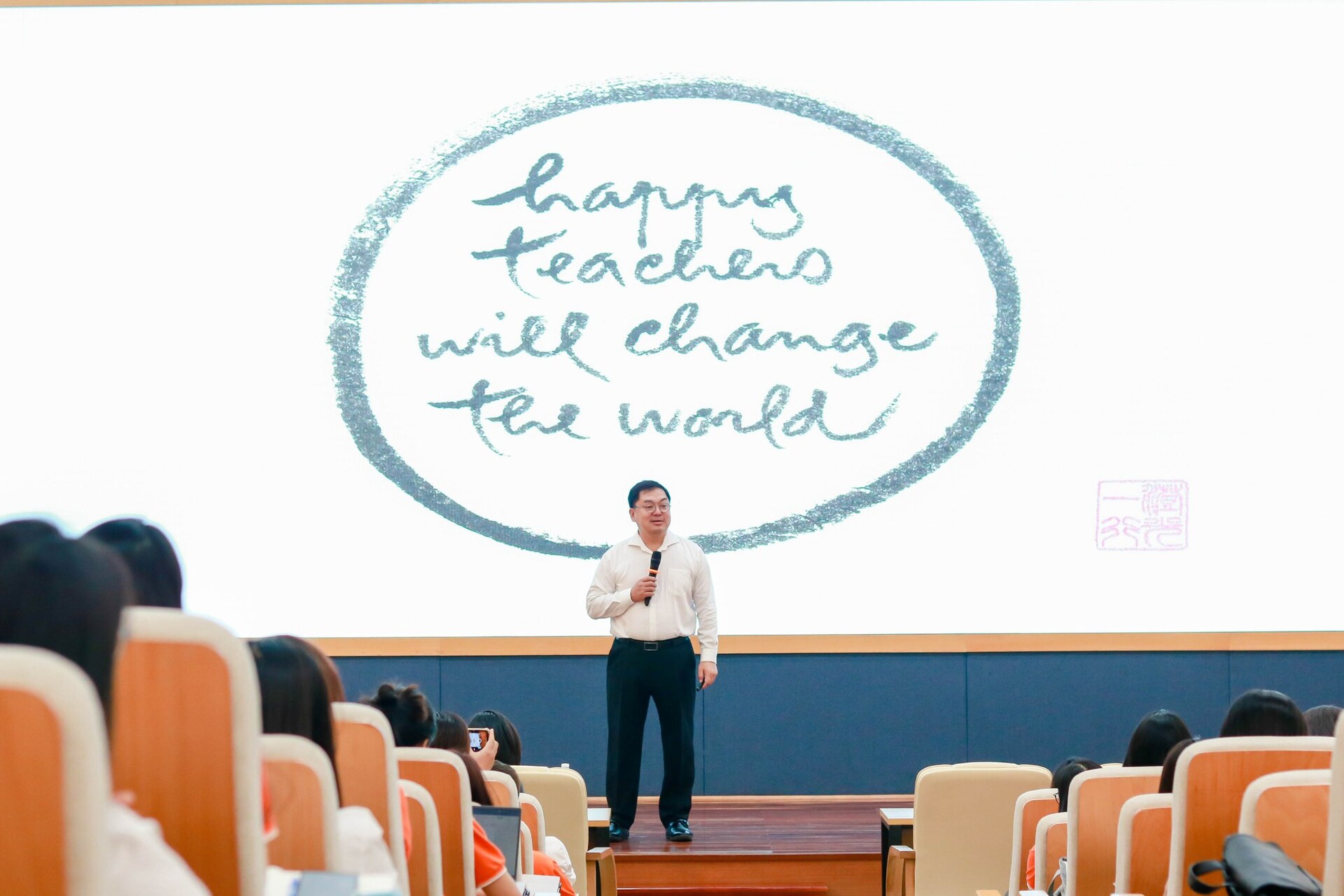 Ông Hoàng Nam Tiến: Người giáo viên hạnh phúc sẽ đổi thay thế giới