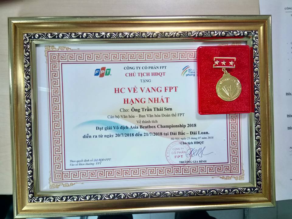 Ngoài Kim bài miễn tử trước đó, anh Trần Thái Sơn được tặng Huy chương vẻ vang FPT Hạng Nhất. 